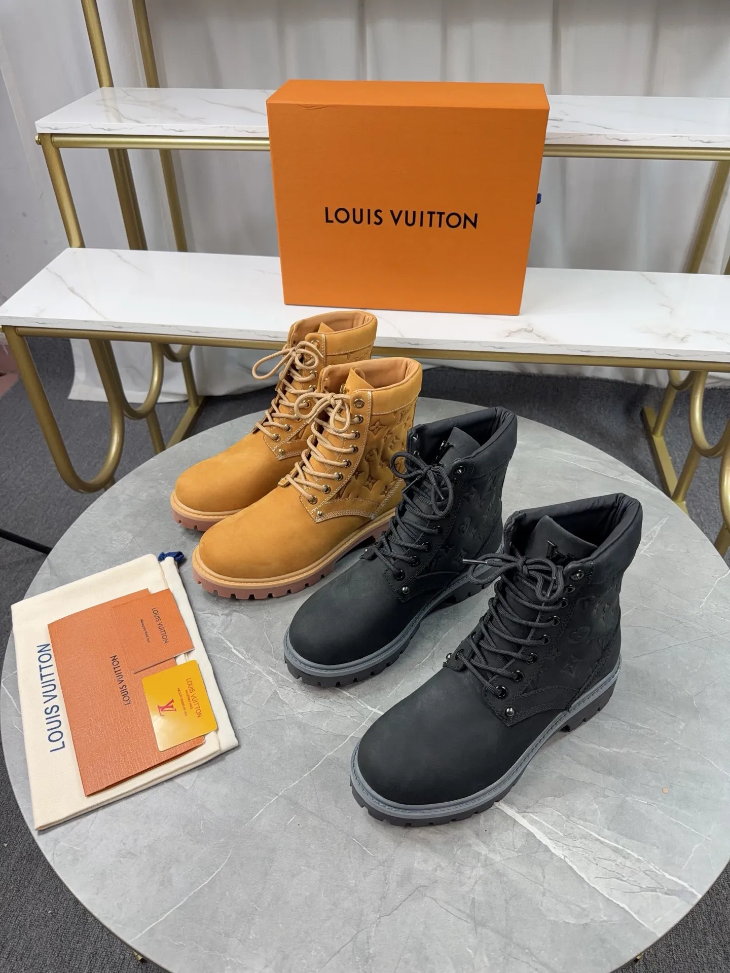 p720🐮🐮2025 top version: couple style LV presbyopia, embossed rhubarb boots, ankle boots, embossed waterproof nubuck cowhide boots, relying on the brand's exquisite craftsmanship to carefully reshape the classic T 6-inch boot shape in Italy to create an American-style autumn and winter men's and women's wear show. The original laces and outsole are exquisitely detailed, and the leather label expresses the cooperation logo. Exquisite packaging at the delivery counter🛍📦 ▪️Fabrics: Original customized imported first-layer cowhide ▪️Inner lining: Original customized leather lining/mesh lining ▪️Outsole: Original molded anti-slip rubber material ▪️Sole thickness: 3.5CM ▪️Size: 35-40 for women and 39-46 for men